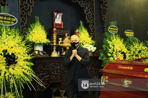 Nhà thiết kế Đức Hùng thất thần tại tang lễ của nàng hậu quá cố