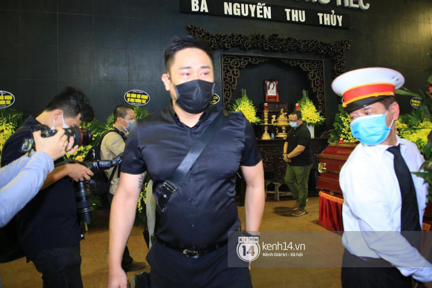 Diễn viên Minh Tiệp mắt đỏ hoe vì thương tiếc cho cố Hoa hậu