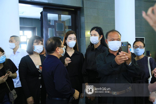 Hoa hậu Ngọc Hân và Đỗ Mỹ Linh đau buồn, nén giọt nước mắt mặt tại lễ viếng của đàn chị