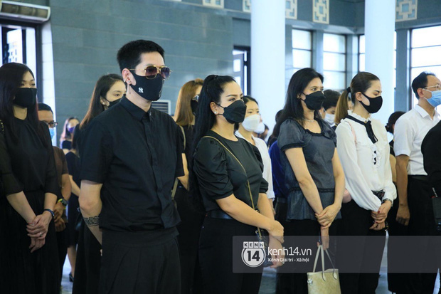 Siêu mẫu Thuý Hạnh (thứ hai từ trái sang) và nhiều người mẫu đến đưa người bạn thân về nơi an nghỉ cuối cùng