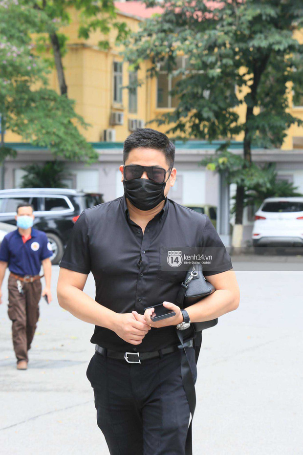 Diễn viên Minh Tiệp có mặt tại tang lễ từ sớm