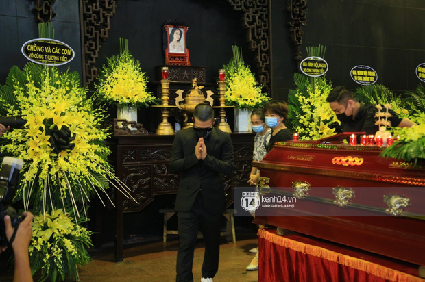 Đạo diễn Việt Tú kính cẩn chắp tay trước linh cữu Hoa hậu Thu Thuỷ