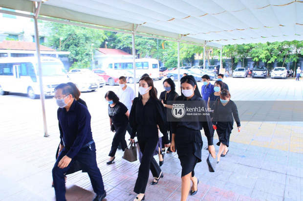 Ông Lê Xuân Sơn đại diện BTC Hoa hậu Việt Nam đến cùng Hoa hậu Ngọc Hân và Đỗ Mỹ Linh