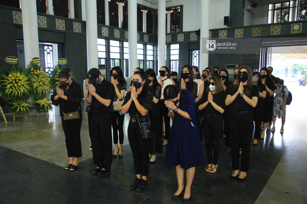 Dàn Hoa hậu và người mẫu Việt đến tiễn đưa Hoa hậu Thu Thuỷ, ai cũng không kiềm chế nổi cảm xúc xót xa