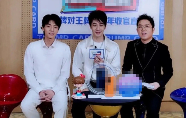 Hình ảnh trong những buổi livestream gần đây của Huỳnh Hiểu Minh gây xôn xao