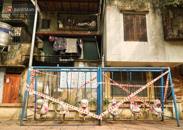 Theo ghi nhận của chúng tôi, nhiều khu dân cư có thiết bị tập thể dục ngoài trời được lực lượng chức năng niêm phong để hạn chế thói quen tập trung đông người, tập thể dục của người dân