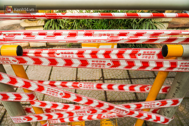 Ghi nhận của chúng tôi tại khu dân cư phường Thịnh Quang (Đống Đa, Hà Nội), các lối vào sân chơi đều được kiểm soát chặt chẽ, các máy tập thể dục ngoài trời đều được lực lượng chức năng căng dây niêm phong