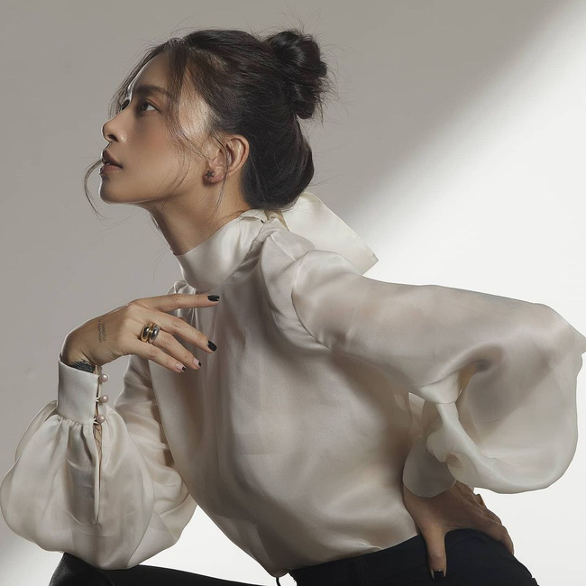 Nhưng ngay cả với những bộ trang phục đậm chất thanh lịch, quý phái như bộ đồ gồm áo vải organza + quần đen này, kiểu tóc búi củ tỏi cũng không hề tỏ ra 