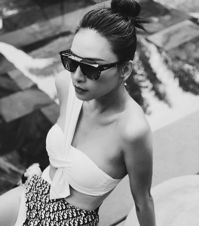 Sẵn sở hữu gương mặt nhỏ gọn, đường nét thanh tú, Ngô Thanh Vân dễ dàng chinh phục kiểu tóc búi củ tỏi. Đổi ngược lại, kiểu tóc này đã giúp tôn lên triệt để nhan sắc xinh đẹp, trẻ trung không tuổi của Ngô Thanh Vân.