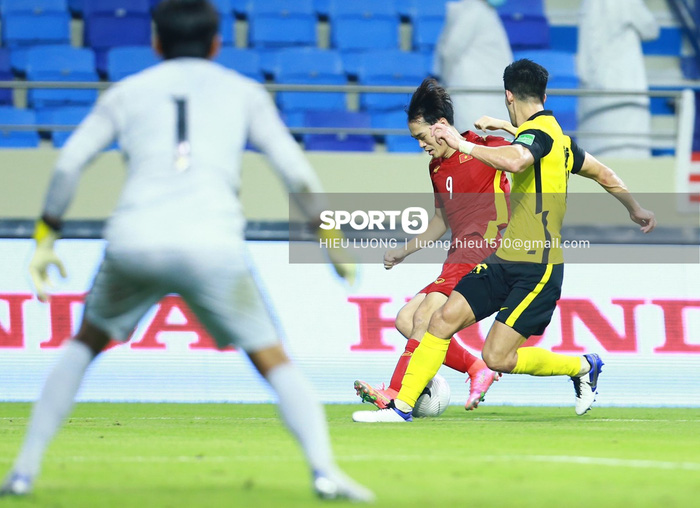 Văn Toàn đem về quả penalty quý giá giúp Việt Nam thắng Malaysia