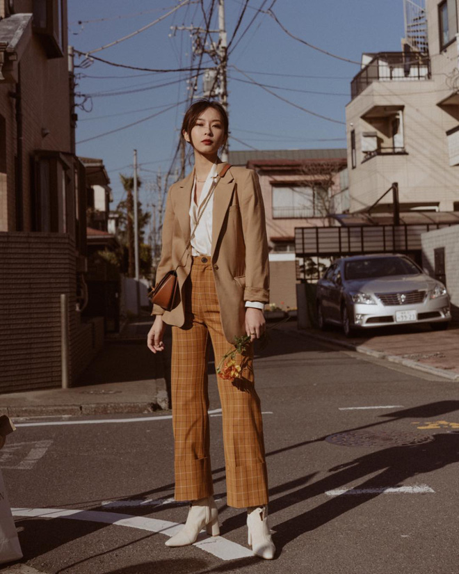 Quần vải dáng đứng chắc chắn sẽ là lựa chọn khéo léo hơn cho các nàng công sở