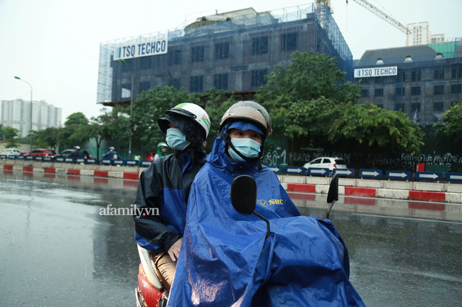 Phụ huynh Hà Nội đưa con đi thi từ sớm. Ảnh: Gia Đoàn