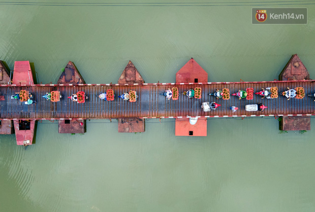 Những chiếc xe chất đầy vải, di chuyển khá vất vả trên chiếc cầu phao cũ đầy nguy hiểm và để lên được dốc vào trung tâm họ cần phải được giúp đỡ đẩy xe để tránh tình trạng bị đổ hoặc trôi về phía sau