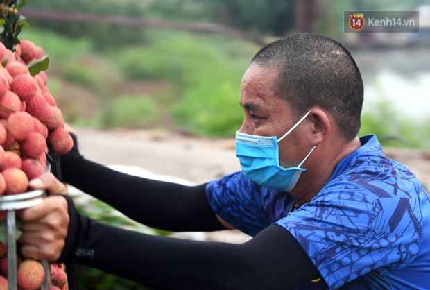 Để giúp sức những chiếc xe máy thồ cả tạ vải trên xe, 3 người đàn ông tại đây đã túc trực từ bình minh để hỗ trợ mọi người