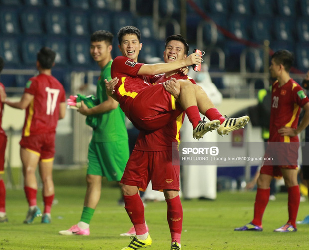 Niềm vui sau chiến thắng của tuyển Việt Nam