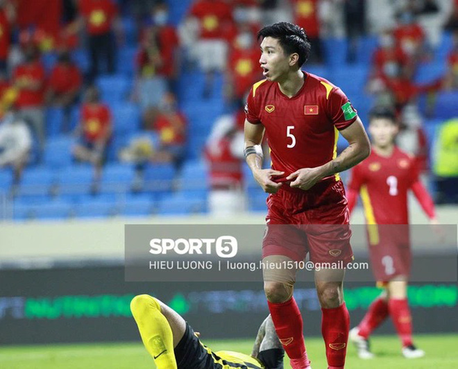 Văn Hậu phạm lỗi với cẩu thủ đối phương