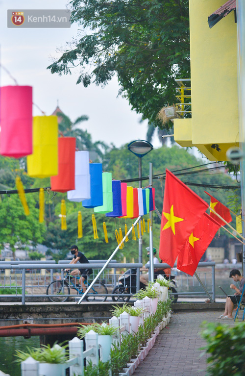 Dọc tuyến đường này có khoảng 200 chiếc đèn lồng