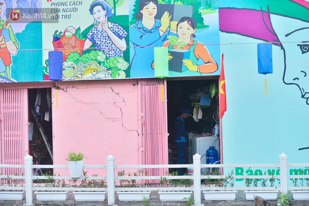 Cùng với ánh đèn lồng là các bức bích hoạ tái hiện không gian phố cổ, nét đẹp cổ, văn hoá của người Hà Nội xưa