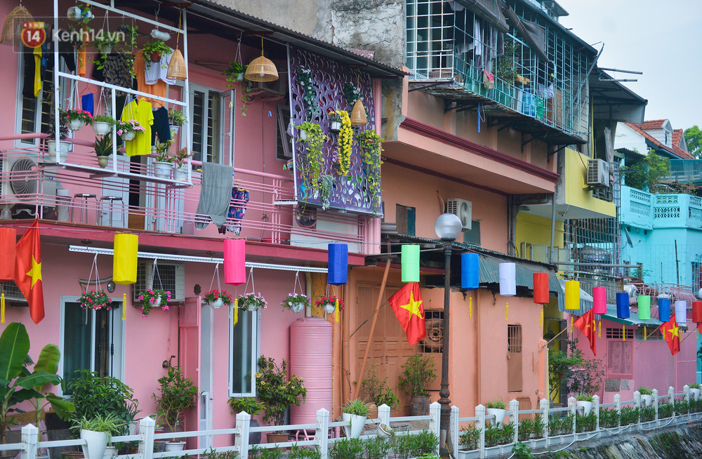 Khu vực này trước đây luôn phải sống chung với mùi hôi thối nồng nặc. Người dân nơi đây đã quá quen thuộc với hình ảnh tập kết rác tại tuyến đường ven hồ này