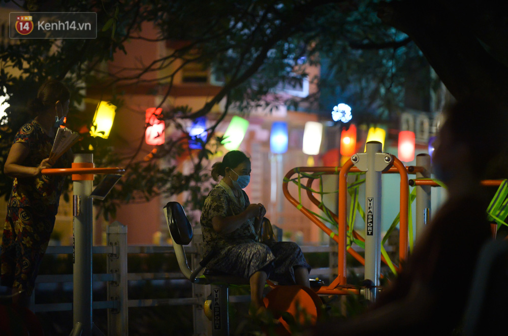 Người dân tập thể dục mỗi tối