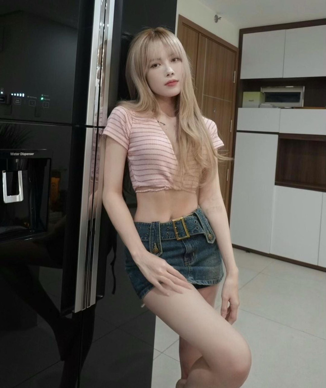 Thời gian gần đây, nữ ca sĩ đã có sự thay đổi về phong cách ăn mặc khi liên tục diện trang phục khoe trọn 3 vòng hoàn hảo