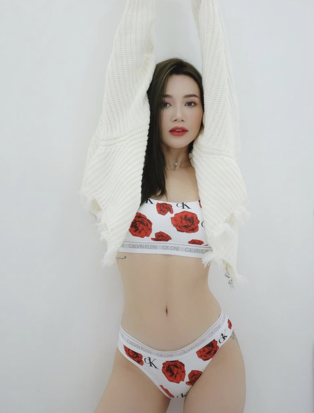 Sĩ Thanh nói cô trùm kín mít, đội cả mũ nhưng vẫn được Khánh Vân khen là ngoài đời rất xinh, netizen thắc mắc: Kể cũng lạ nhỉ?