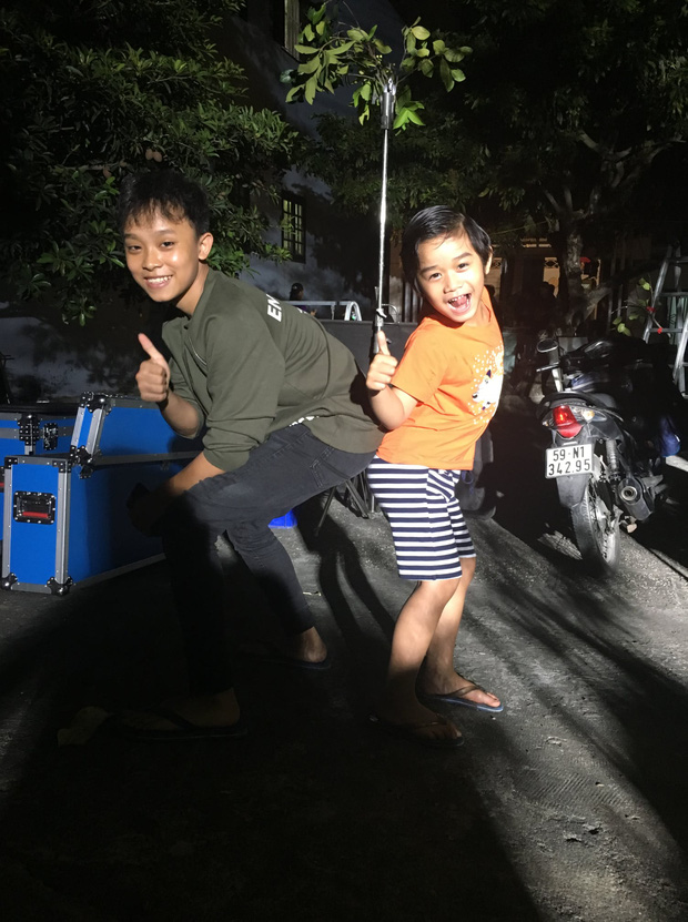 Hồ Văn Cường và Huy Khang chụp ảnh kỷ niệm khi nam ca sĩ nhí đến phim trường thăm mẹ nuôi