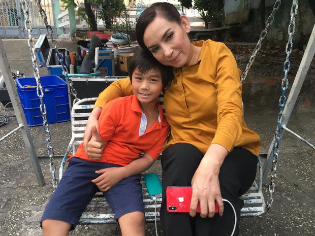 Bố Huy Khang cho biết Phi Nhung rất nhẹ nhàng và quan tâm mọi người, đặc biệt là trẻ con trên phim trường
