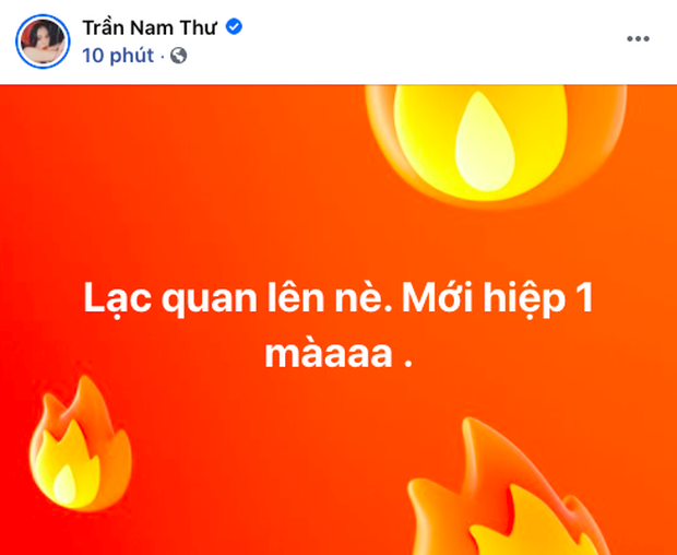 Nam Thư động viên các tinh thần cầu thủ sau hiệp 1. Hiệp 1 Việt Nam để thua chóng vánh 2 bàn trong 8 phút trước UAE khiến ai cũng buồn nhẹ