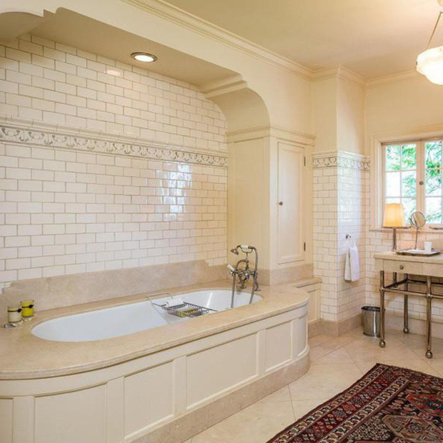 Phòng tắm được lát nền trắng tinh vô cùng sang chảnh cho 7 mẹ con sinh sống