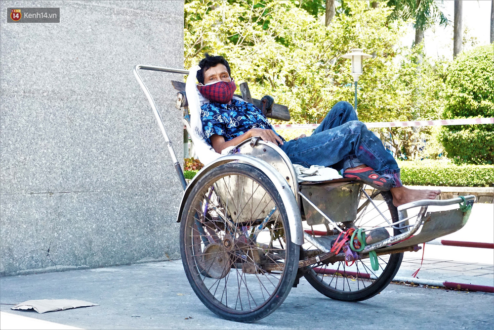 Thế nhưng giấc ngủ chập chờn ấy lại càng thêm nhọc nhằn hơn kể từ khi Covid-19 tái bùng phát và tất cả mọi người phải luôn đeo khẩu trang nơi công cộng để phòng dịch...