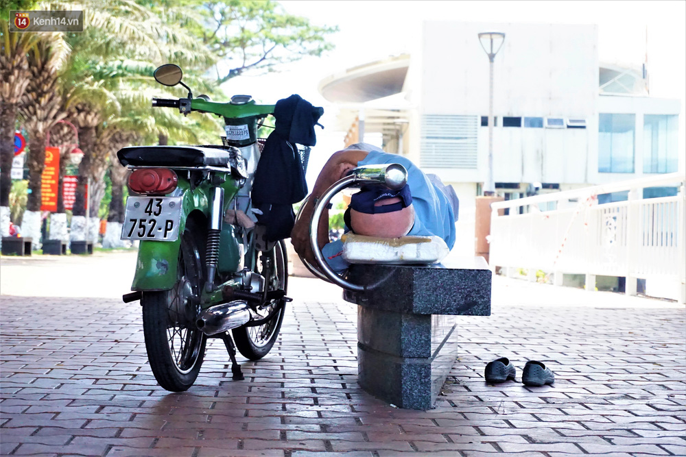 Những phút chợp mắt ngắn ngủi ngoài đường, dưới cái nắng nóng như đổ lửa những ngày đầu hè, nhưng cũng giúp cho họ phục hồi lại sức lực để tiếp tục những công việc mưu sinh trong buổi chiều