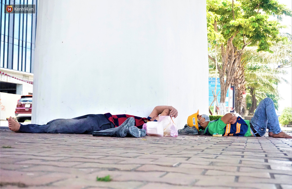 Lao động công trường là một công việc vất vả, nhưng điều kiện nghỉ ngơi lại rất hạn chế. Thông thường họ phải ở trong những lều lán nóng bức, ngột ngạt và số lượng người đông đúc, những chiếc quạt cũng chỉ thổi thêm hơi nóng vào khiến nhiều người khó chịu. Do đó, nhiều công nhân đã chọn tìm bóng cây vỉa hè nghỉ trưa, chí ít nó cũng thoáng hơn trong lều lán