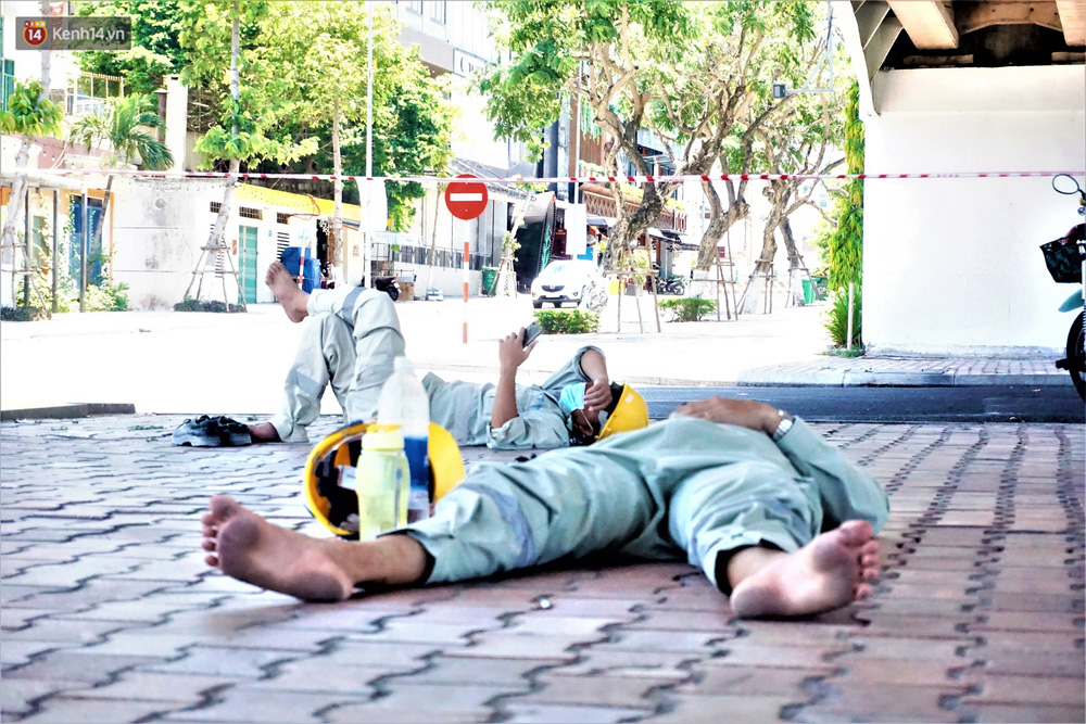 Họ lấy gầm cầu làm giường, áo quần, giày dép làm gối, gió nóng làm quạt và chiếc khẩu trang làm bạn để nghỉ trưa sau những giờ lao động mệt nhọc