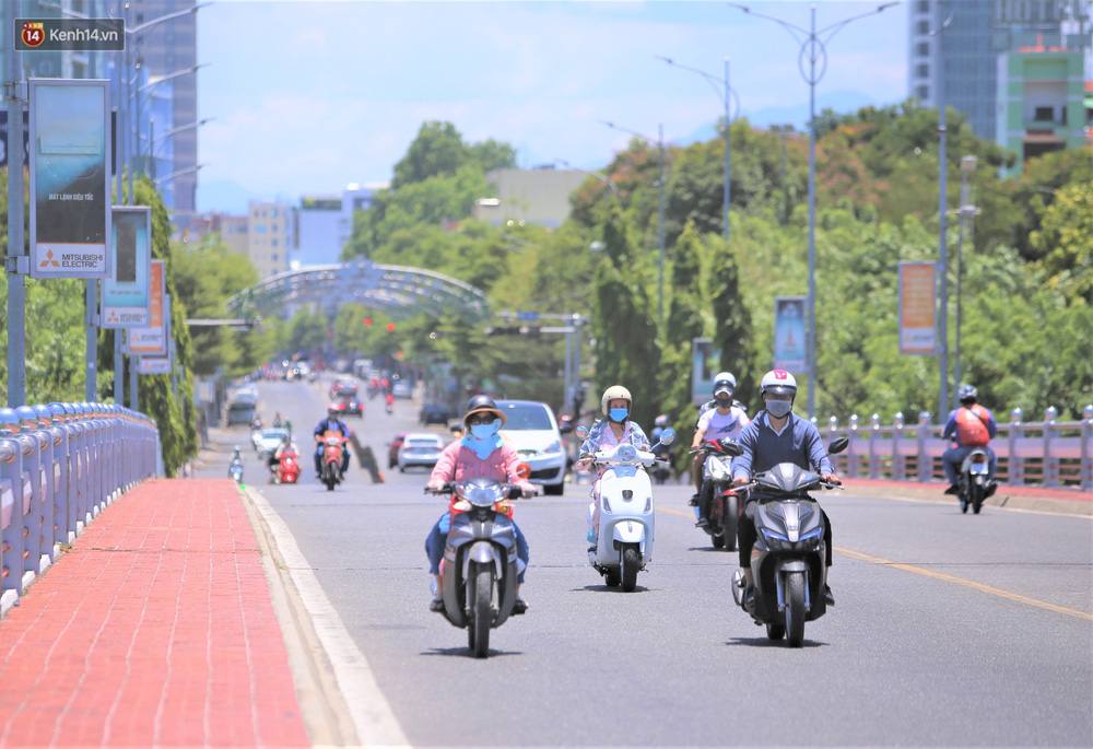 Đà Nẵng những ngày hè nắng như đổ lửa, nhiệt độ ngoài trời có lúc hơn 40 độ C. Việc di chuyển ngoài đường dưới cái nóng như “thiêu da cắt thịt”, cộng thêm chiếc khẩu trang dày cộp để phòng dịch đúng là cảm giác không hề dễ chịu chút nào