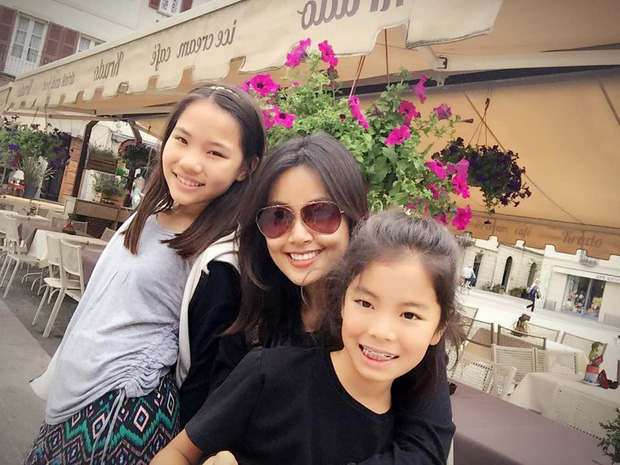 2 bé gái giờ đã lớn lên và dần trở thành những thiếu nữ xinh xắn