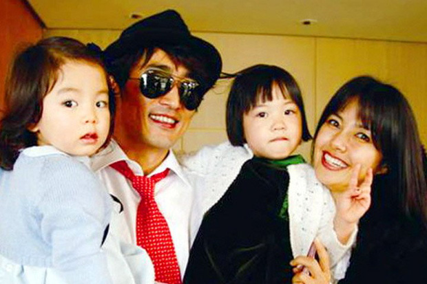 ... và sau đó nhận nuôi 2 cô con gái