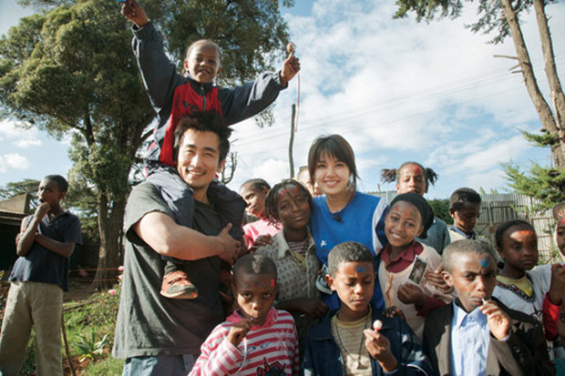 Thậm chí 2 vợ chồng còn đến cả Châu Phi để làm từ thiện, nhận đỡ đầu cho hàng trăm trẻ mồ côi