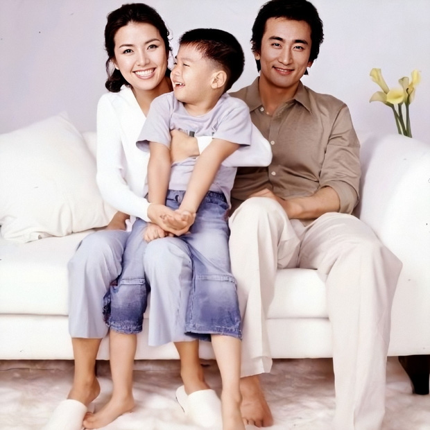 Cặp đôi chào đón con trai đầu lòng vào năm 1998...