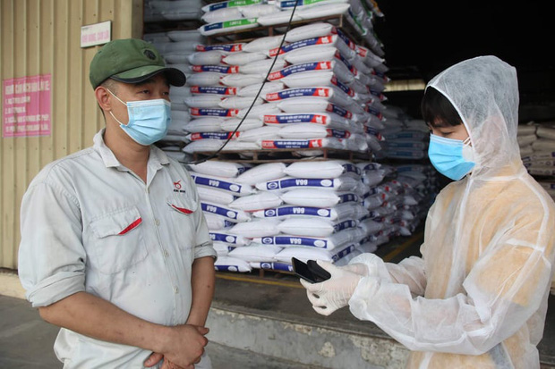 Phóng viên Nguyễn Đình Đoàn Bổng trong một lần phỏng vấn công nhân ở khu công nghiệp Quang Châu, huyện Việt Yên, Bắc Giang