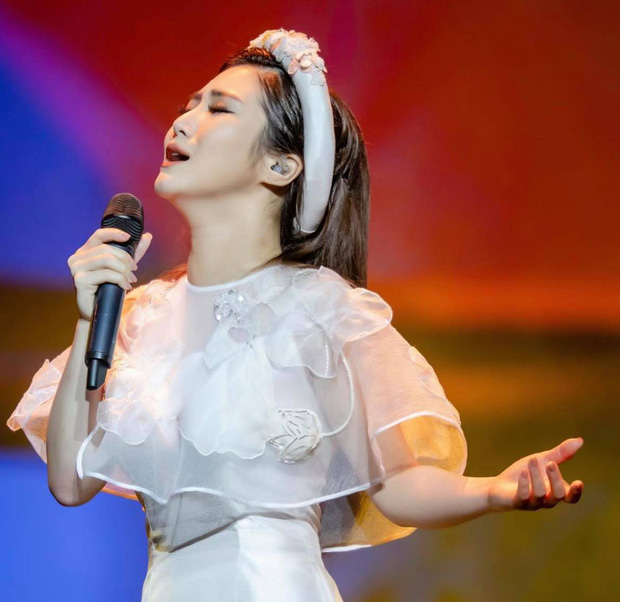 Theo kế hoạch cô sẽ sang Mỹ vừa học vừa đi hát kiếm thêm thu nhập nhưng do dịch bệnh nên không thể biểu diễn được