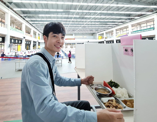 Anh Bổng chụp ảnh kỷ niệm trước bữa ăn tại KCN Đình Trám