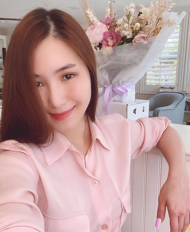 Nữ ca sĩ được khen ngợi trẻ trung và xinh đẹp hơn hẳn so với lúc còn ở Việt Nam. Cách đây ít lâu cô còn bị đồn mang thai