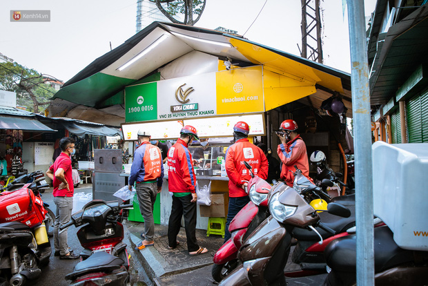 Một số cửa hàng tại Quận 1 vẫn có đông shipper đứng chờ hàng