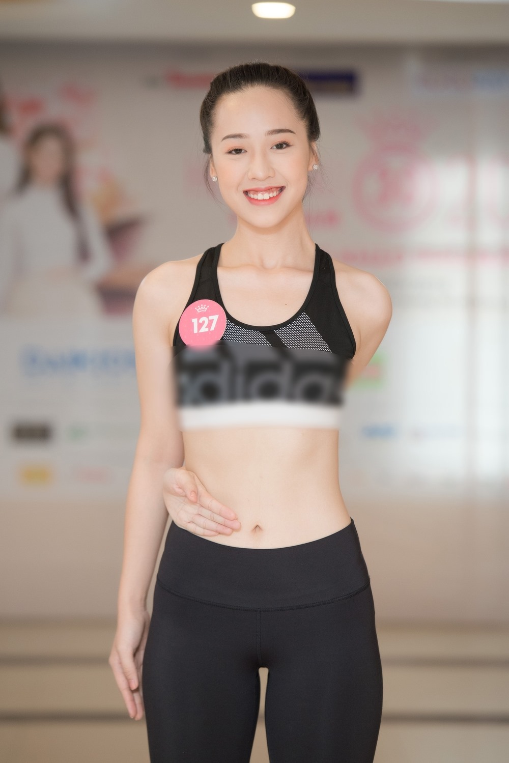 Ít ai biết rằng mùa hè năm 2017, Hà My từng nặng 83kg. Chỉ 2 tháng trước khi thi Hoa hậu, cô giảm còn 72kg và tiếp tục giảm thêm 8kg nhờ tập luyện kiên trì. Khi dự thi, người đẹp đã có vóc dáng mảnh mai đáng mơ ước.