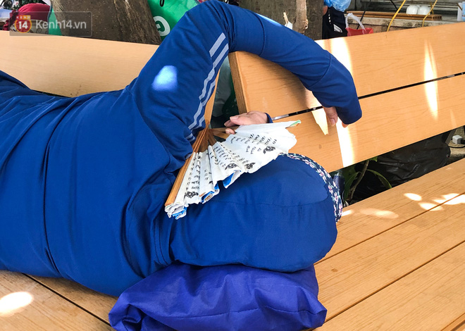 Nhiều người chọn cho mình một chỗ riêng để nằm nghỉ trưa dưới cái nắng nóng đỉnh điểm