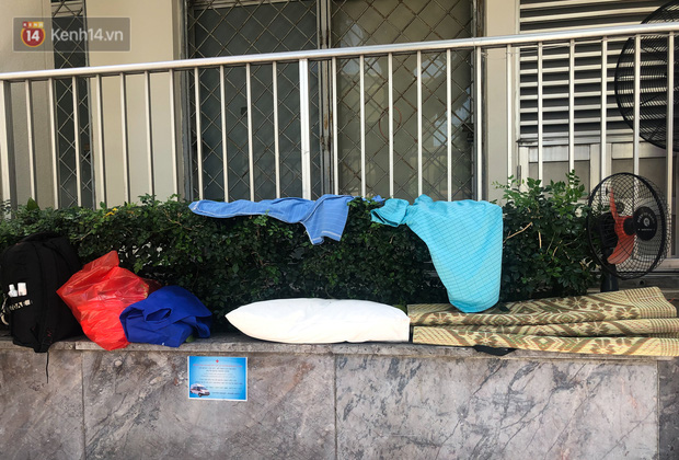 Quạt, chiếu, khăn...là những đồ dùng của người nhà bệnh nhân chống chọi với nắng nóng
