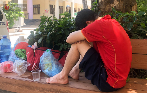 Chia sẻ với chúng tôi, anh Nguyễn Văn Hoàng ở Vĩnh Lộc, Thanh Hóa cho biết đã ra Bệnh viện Bạch Mai chăm sóc người nhà khoảng 1 tuần nay. 