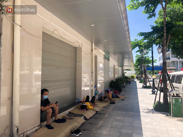 Nhiều người nằm ngoài sân với dáng vẻ mệt mỏi