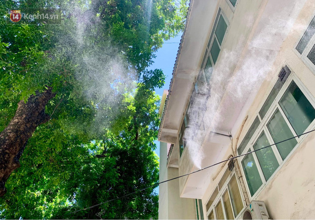 Theo anh Hoàng, dù bệnh viện đã lắp hệ thống phun sương và quạt ở khu vực người nhà bệnh nhân ngồi nhưng tối vẫn rất khó ngủ. 